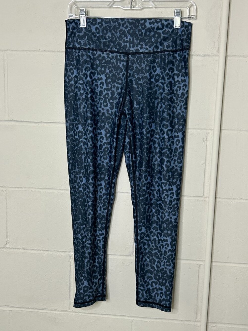 Zyia Leggings Womens Size 12 Leopard Mid Rise Butt Scrunching Cropped Stretch